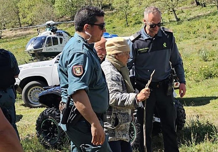Los agentes acompañan a María del Estal, la mujer localizada este viernes en Zamora.