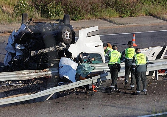 Efectivos de la Guardia Civil, en el lugar del accidente.