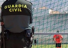 Un agente de la Guardia Civil supervisa un partido de fútbol.