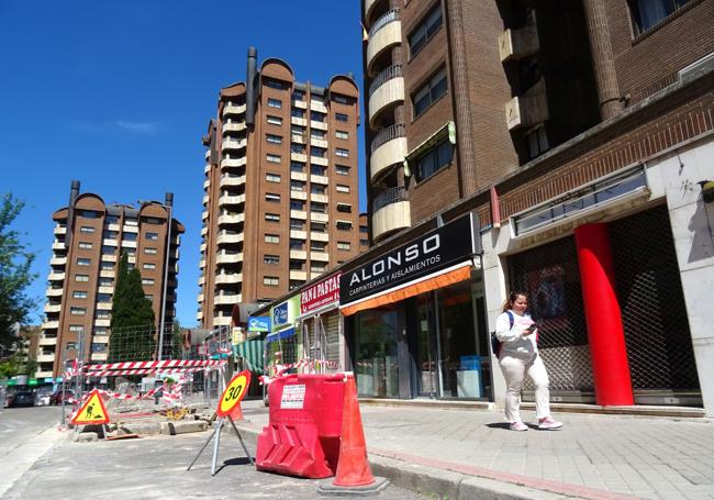 Obras de la red de calor ante los bloques de viviendas de los números 3 al 13 de la calle Adolfo Miaja de la Muela.
