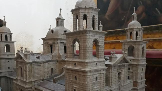 La torre dañada por el terremoto fue reforzada por el arquitecto Ventura Rodríguez pero se derrumbó en 1841 en medio de un temporal. Esta torre, que nunca se reconstruyó, se conocía como...