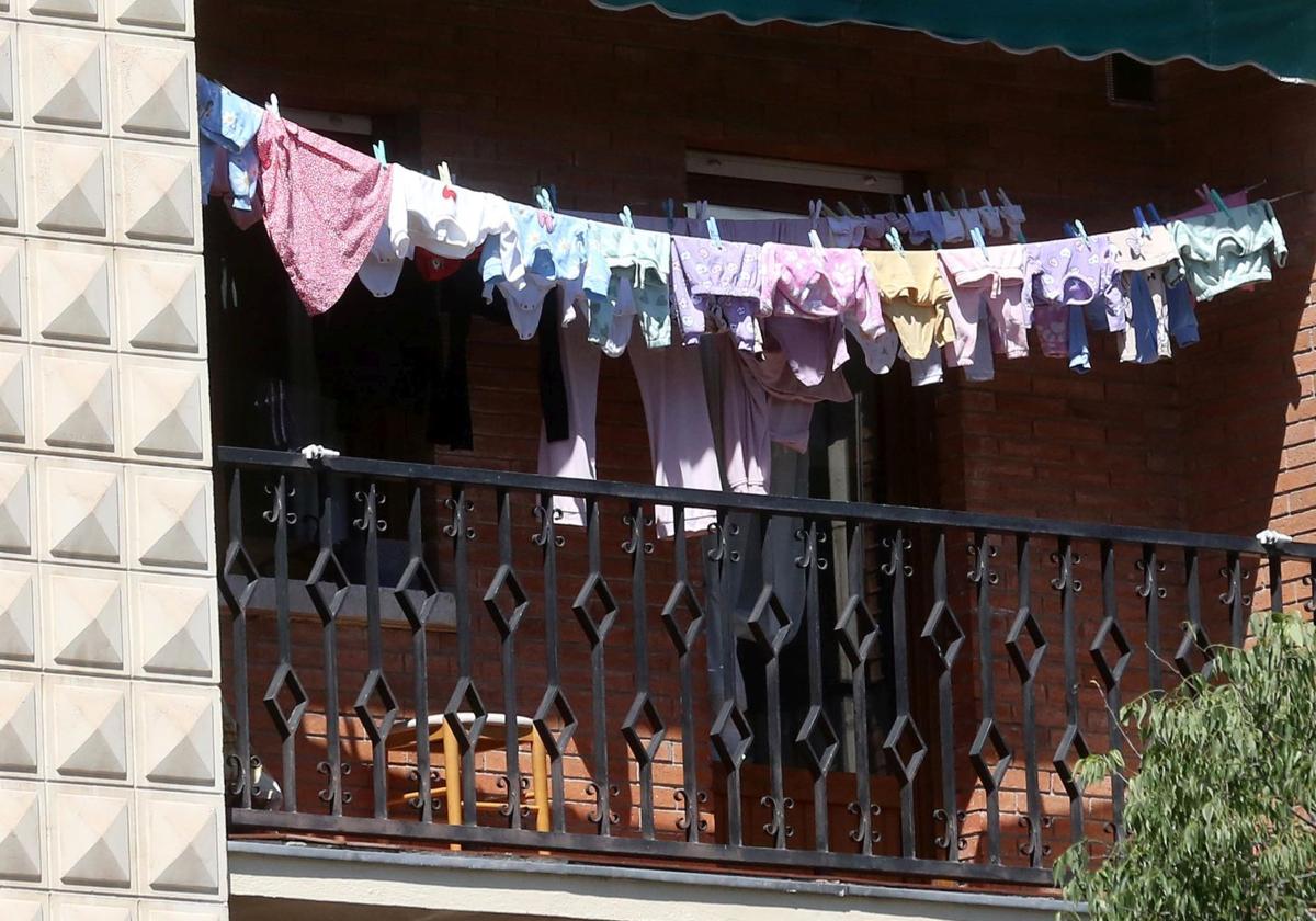 ¿Está prohibido tender la ropa en los balcones?