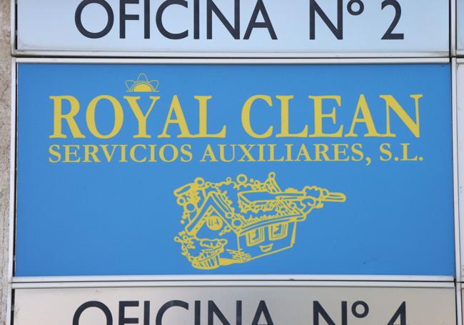 Placa de la sociedad limitada objeto de la denuncia en su sede.