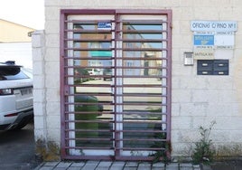 Acceso a la oficina de la empresa de limpieza Royal Clean Servicios Auxiliares en el polígono industrial La Mora de La Cistérniga.