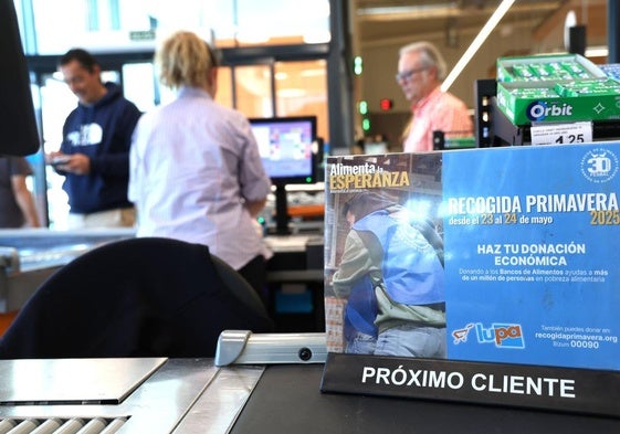 Anuncio de la campaña de recogida de fondos para el Banco de Alimentos, este sabado en un supermercado.