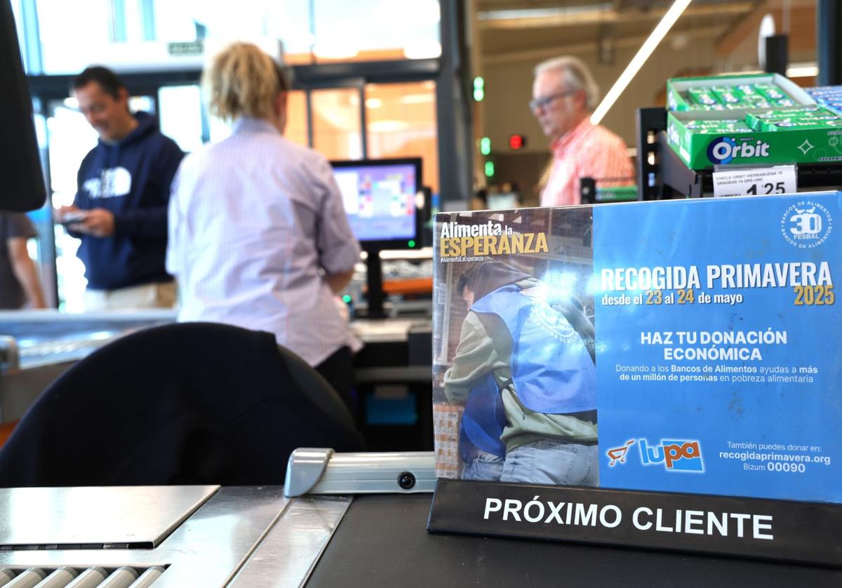 Anuncio de la campaña de recogida de fondos para el Banco de Alimentos, este sabado en un supermercado.