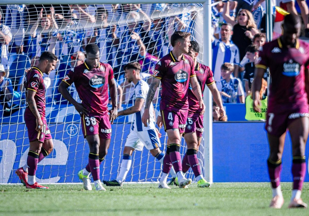 Los jugadores del Real Valladolid tras uno de los tres goles marcados por el Leganés en Butarque este sábado.