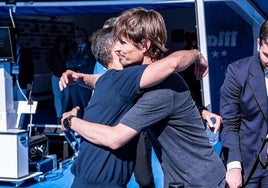Borja Jiménez y Álvaro Rubio se abrazan antes del partido.