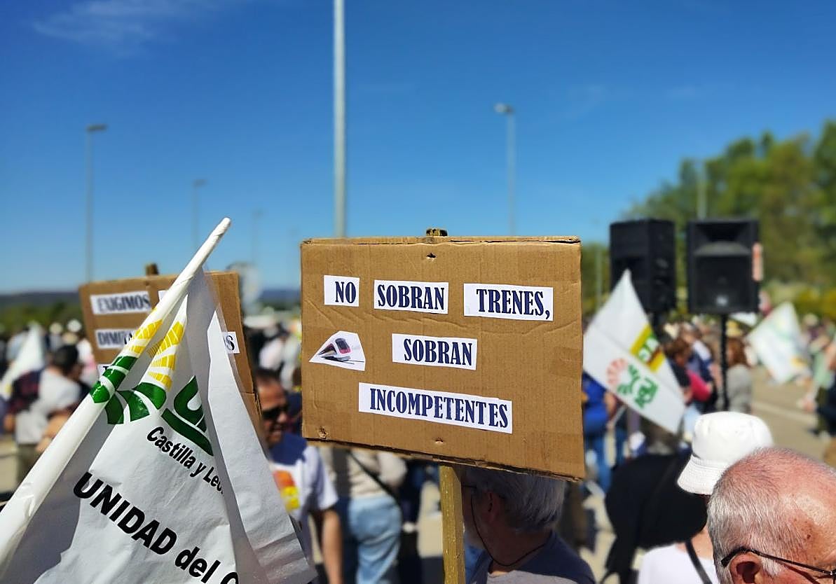 Imagen principal - La indignación por el AVE explota en Sanabria: «Si quieren guerra, guerra»