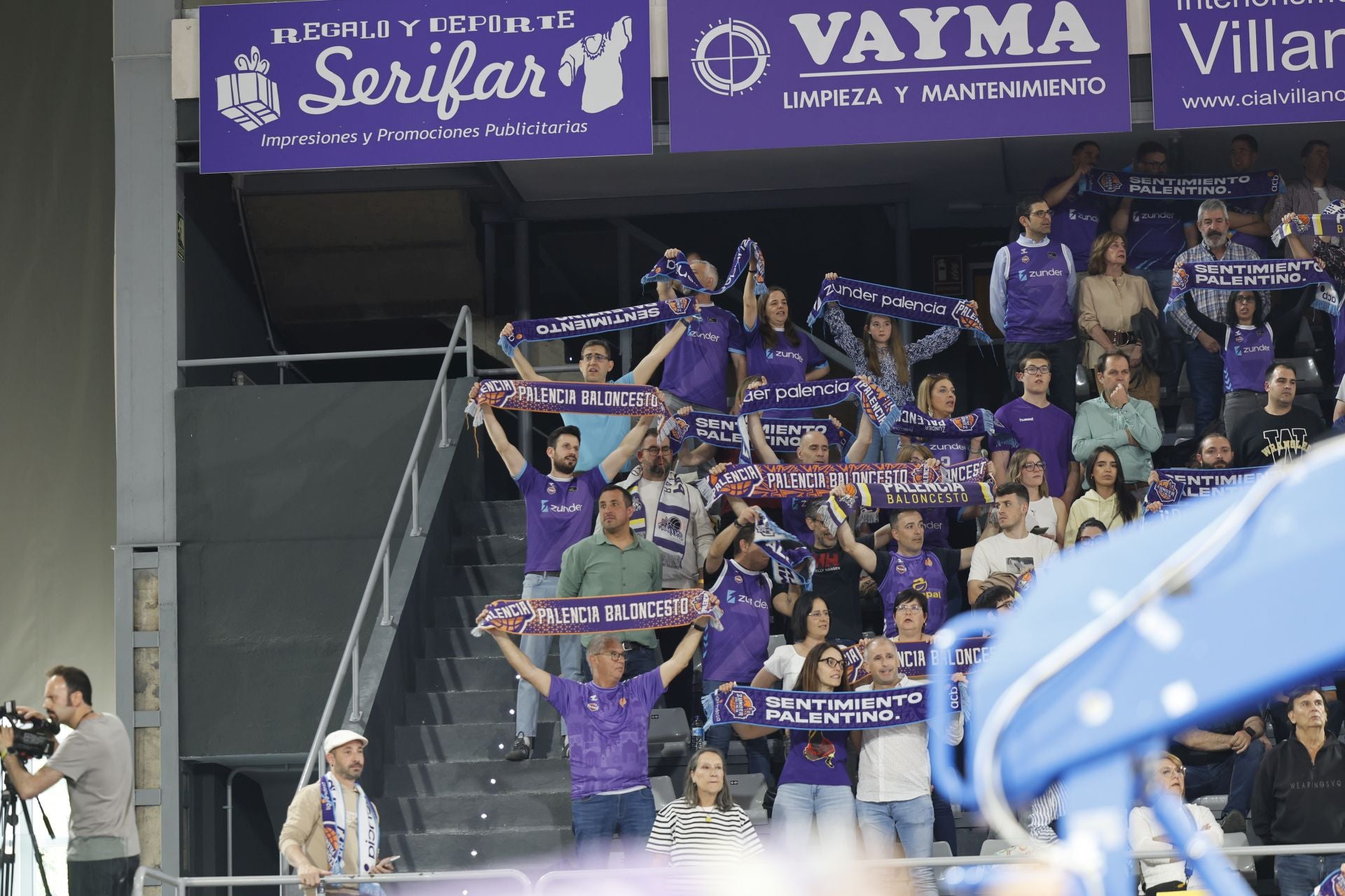 Así ha animado la afición palentina al Súper Agropal ante el Obradoiro