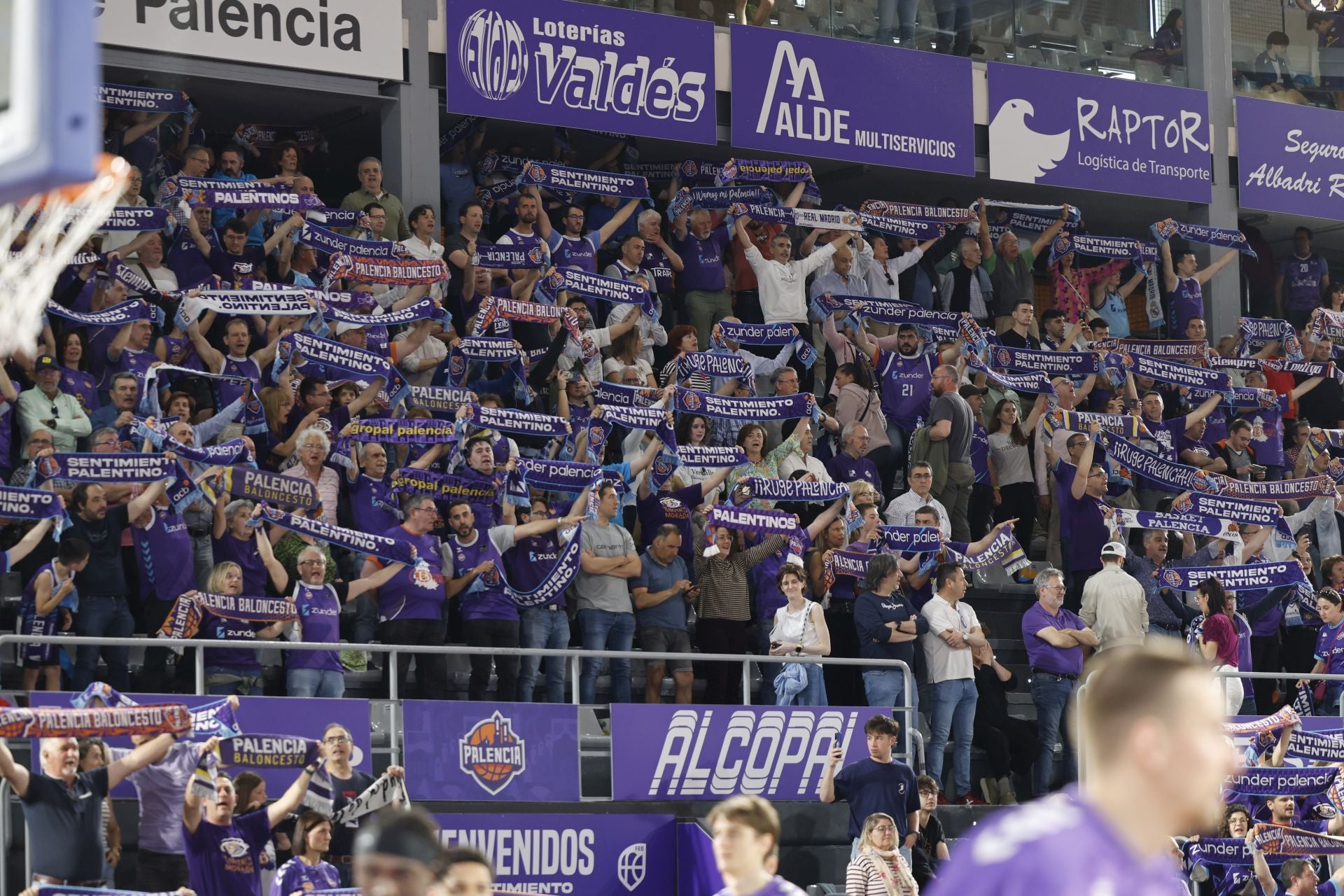 Así ha animado la afición palentina al Súper Agropal ante el Obradoiro