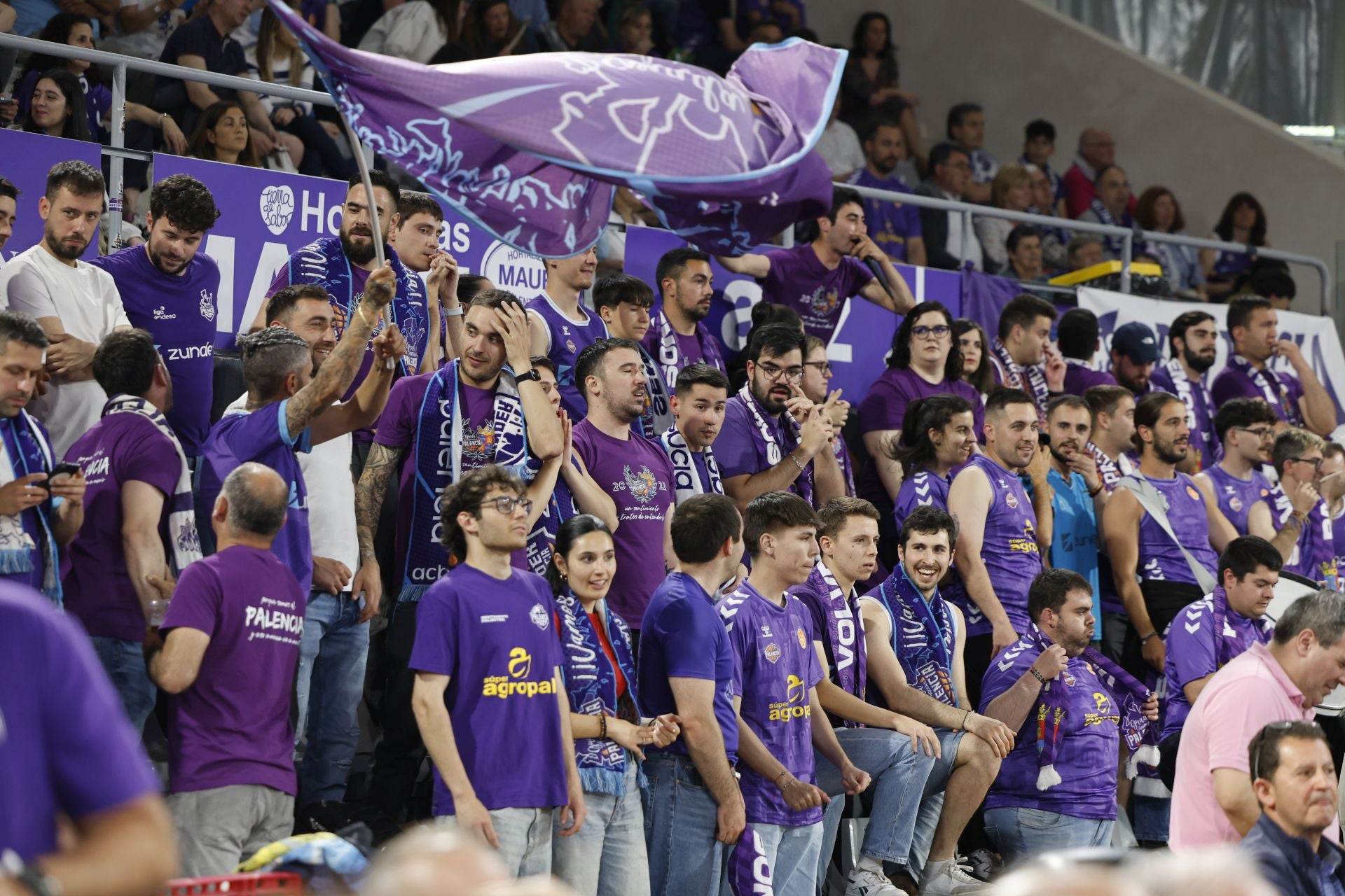 Así ha animado la afición palentina al Súper Agropal ante el Obradoiro