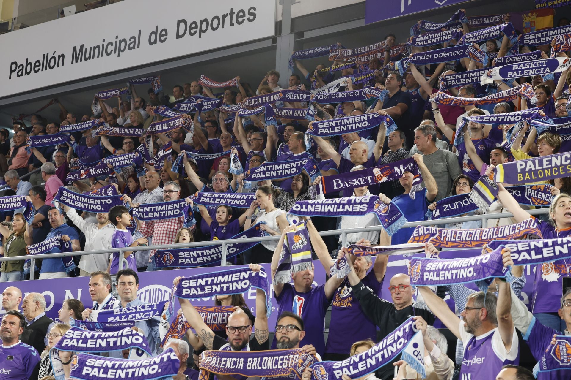 Así ha animado la afición palentina al Súper Agropal ante el Obradoiro
