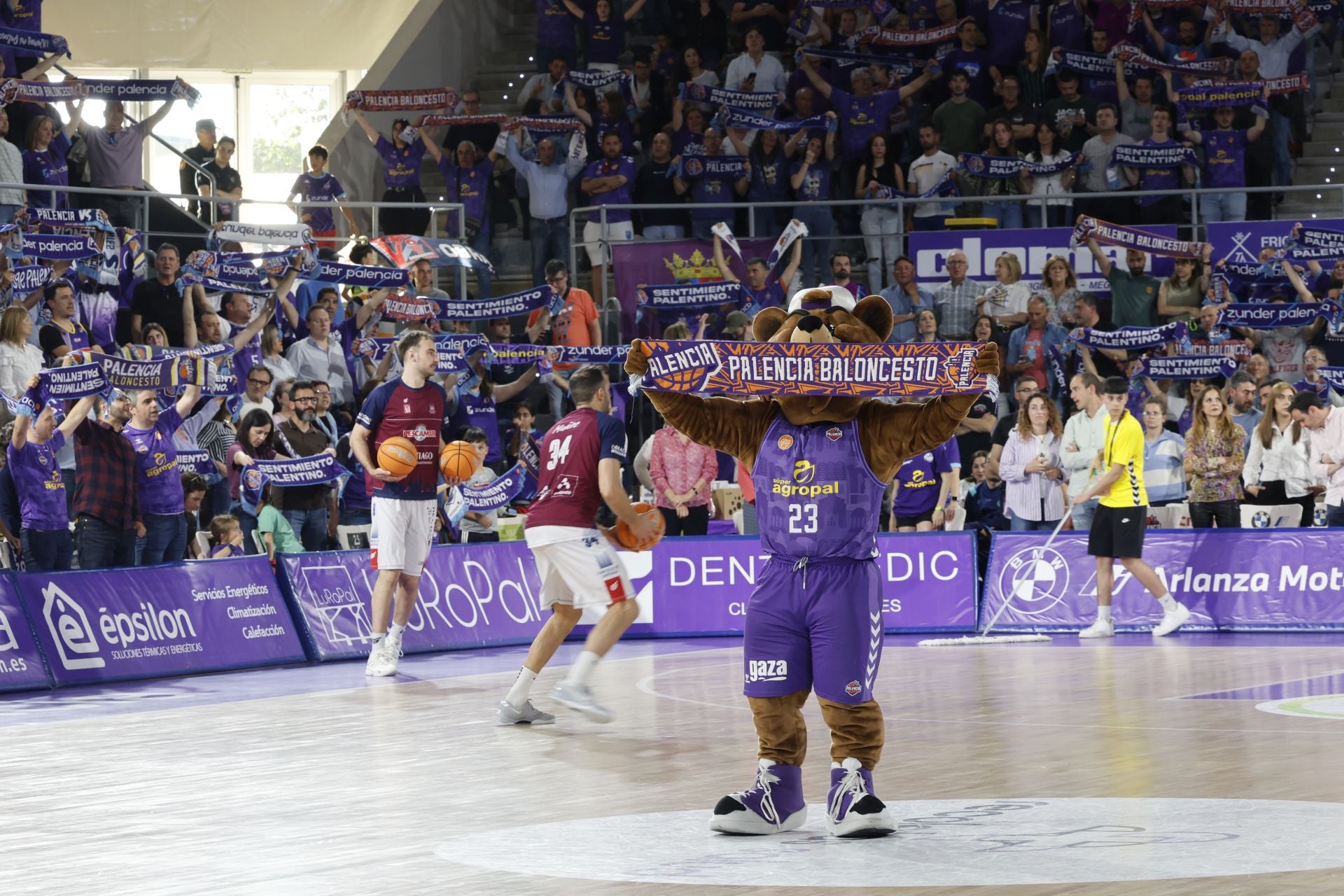 Así ha animado la afición palentina al Súper Agropal ante el Obradoiro