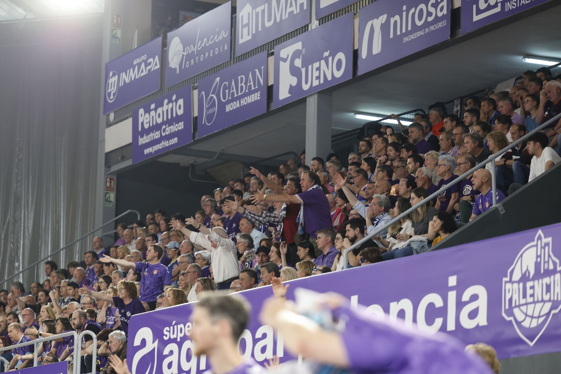 Así ha animado la afición palentina al Súper Agropal ante el Obradoiro