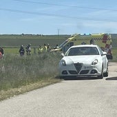Una ambulancia del 112 en el lugar del accidente, este sábado.