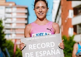 Carla Gallardo posa orgullosa con el récord tras cruzar la línea de meta.