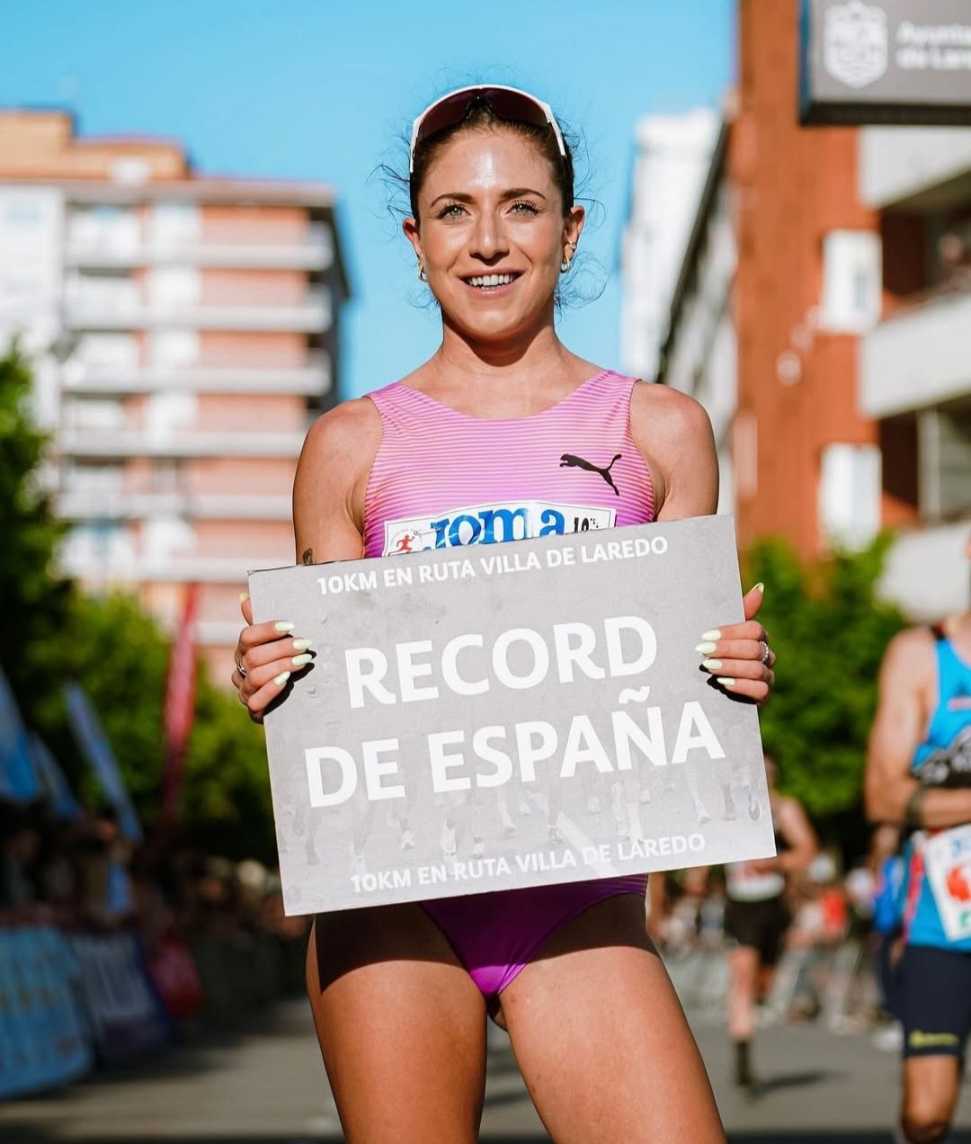 Carla Gallardo posa orgullosa con el récord tras cruzar la línea de meta.