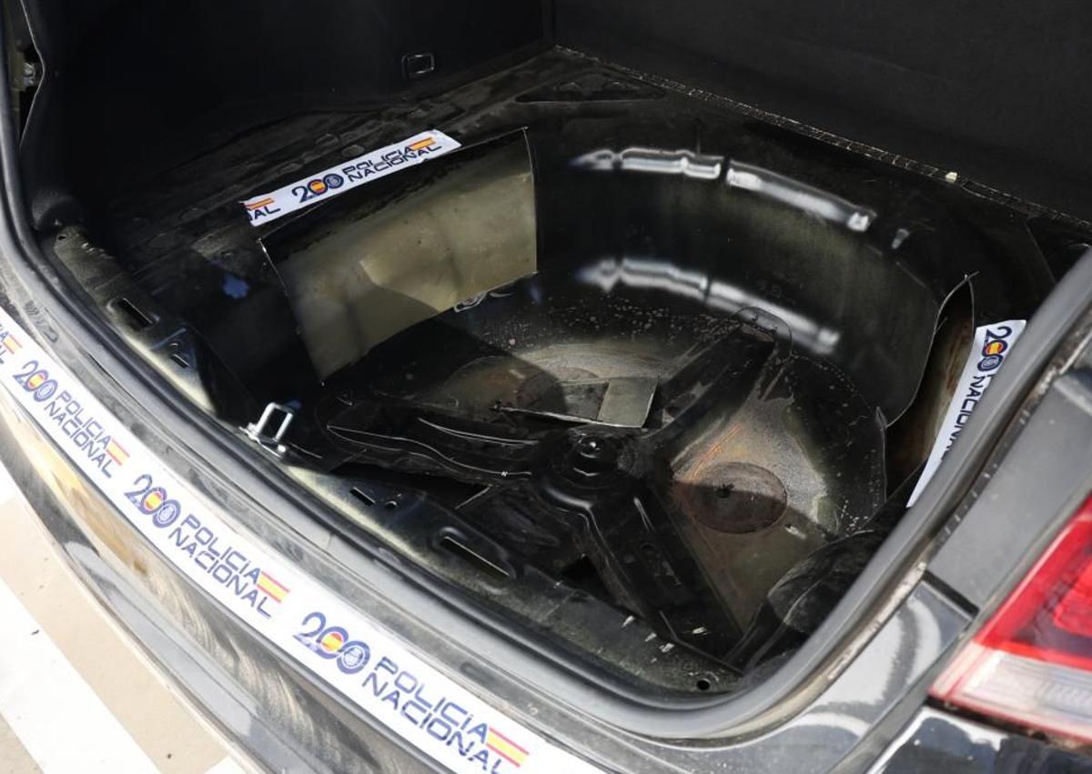 Imagen secundaria 1 - Armas y munición intervenidas al clan y detalles de las 'caletas' habilitadas en los maleteros en las que se transportaba la droga.