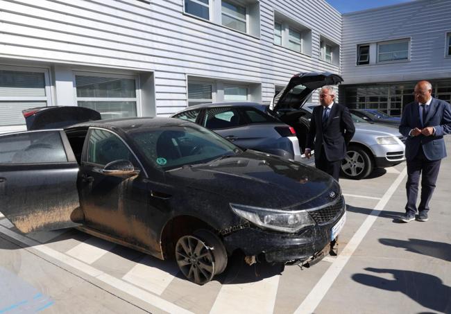 El delegado del Gobierno, Nicanor Sen (izquierda) y el subdelegado, Jacinto Canales, observan el KIA y el Peugeot intervenidos en los que transportaban las drogas.