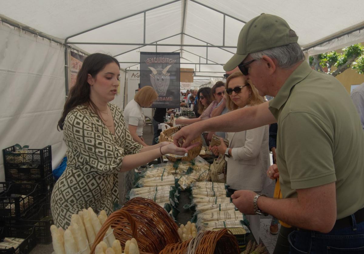 Una persona compra en uno de los puestos de la feria.