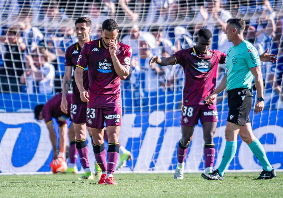 Anuar, Candela y Aidoo, cabizbajos tras uno de los goles encajados.