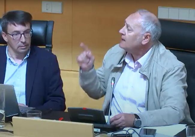 Jesús Guerrero (PSOE) se dirige a Pedro Antonio Heras (PP) durante la discusión.