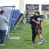 Rubén abraza a un miembro del club tras el descenso del sábado ante el Nástic de Tarragona.