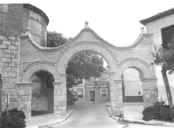 Los Tres Arcos, una estructura arquitectónica compuesta por tres arcos de medio punto realizados en ladrillo.