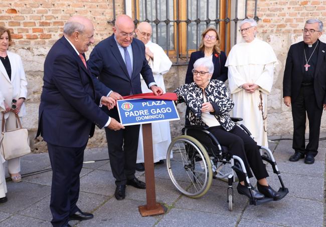 El alcalde, Jesús Julio Carnero, entre Rafael Ortega (de la asociación Padre Gago) y Margarita Gago, hermana del homenajeado.