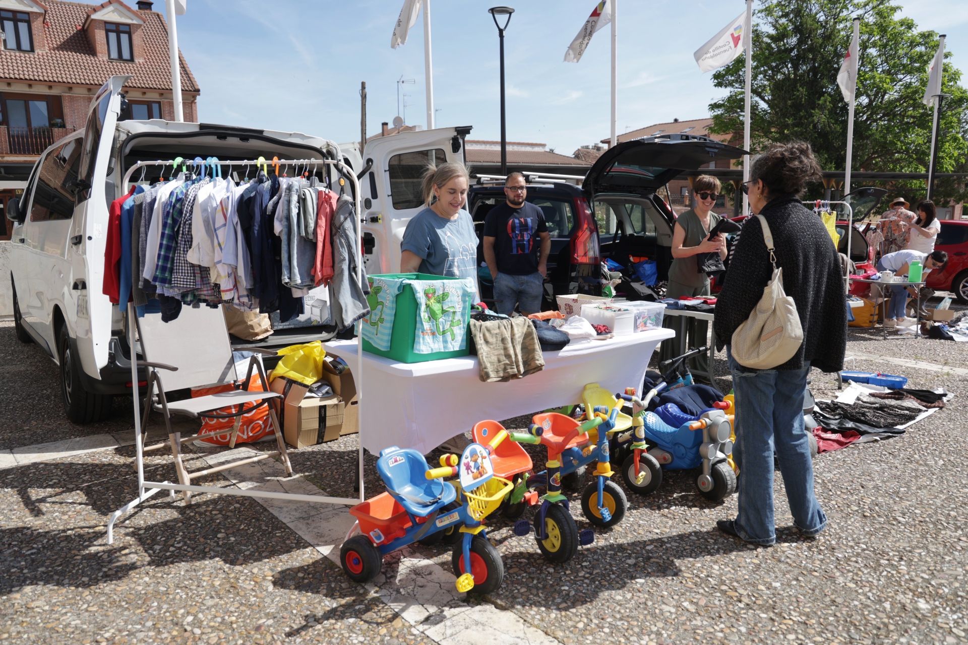 Las imágenes del mercadillo de Fuensaldaña para comprar y vender desde el maletero