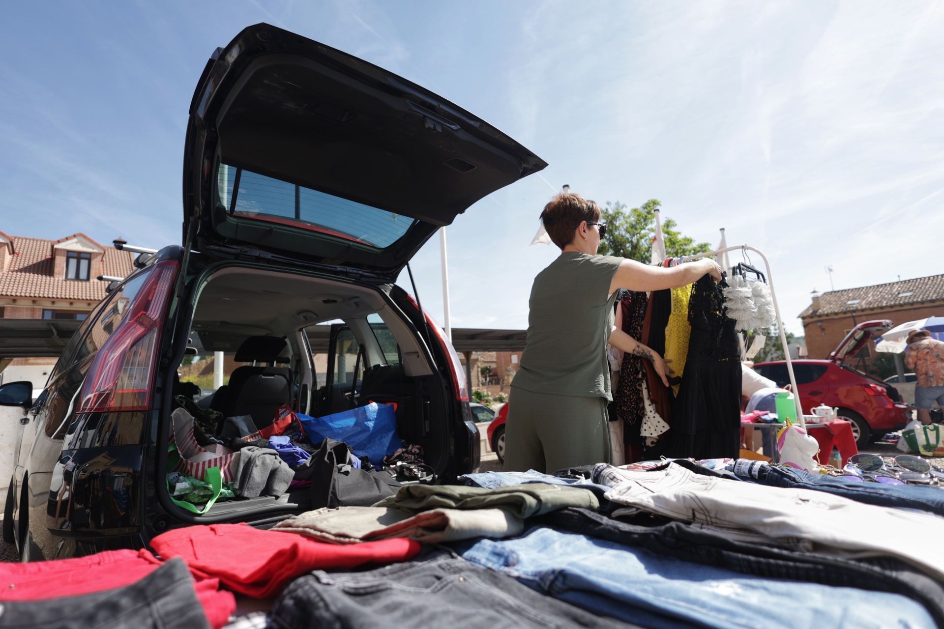 Las imágenes del mercadillo de Fuensaldaña para comprar y vender desde el maletero