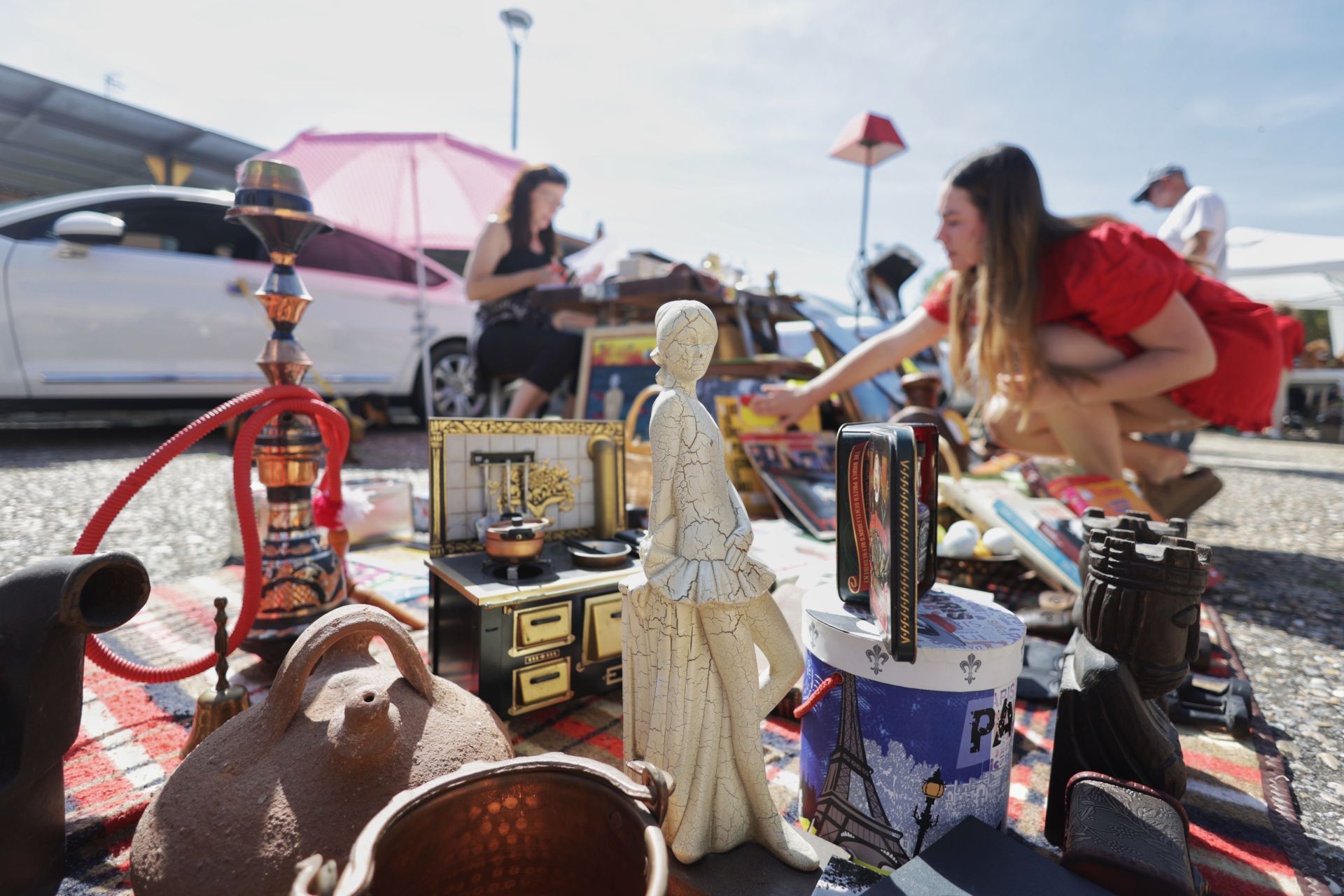 Las imágenes del mercadillo de Fuensaldaña para comprar y vender desde el maletero