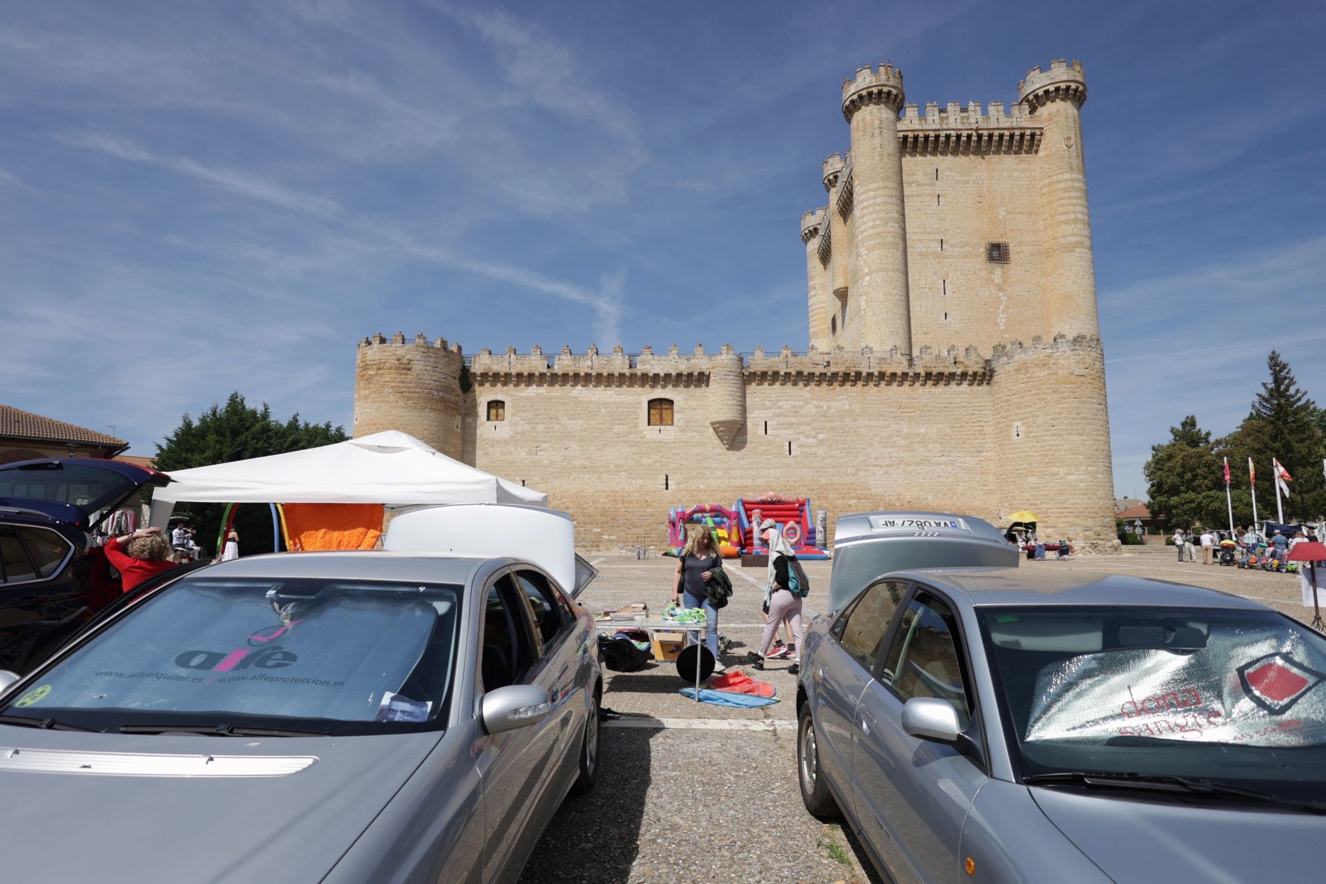 Las imágenes del mercadillo de Fuensaldaña para comprar y vender desde el maletero