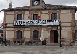 Pancarta que preside el balcón de la casa consistorial de Hornillos de Eresma contra la planta de biogás.