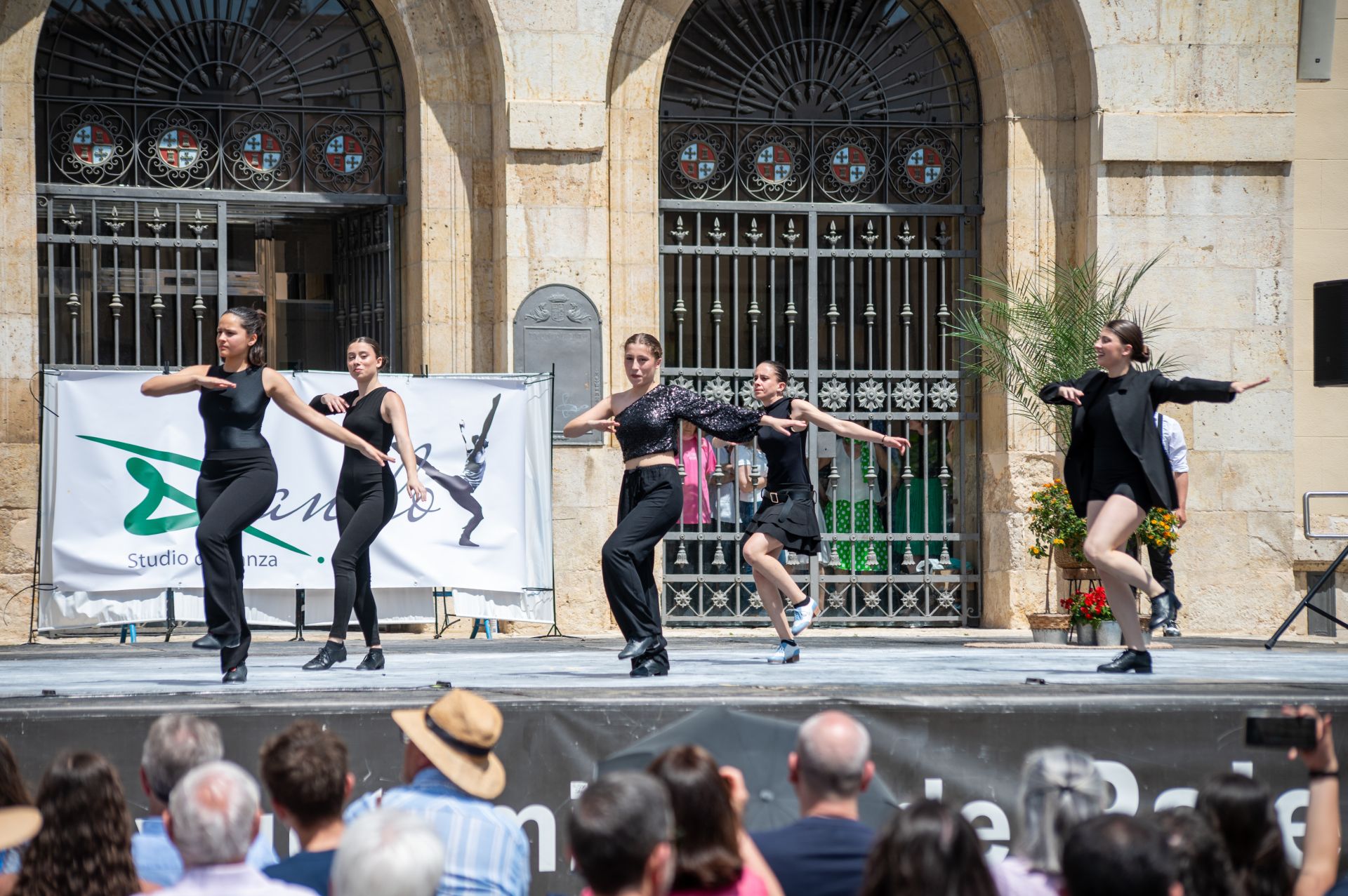Cuarenta bailarines celebran en Palencia el día del claqué