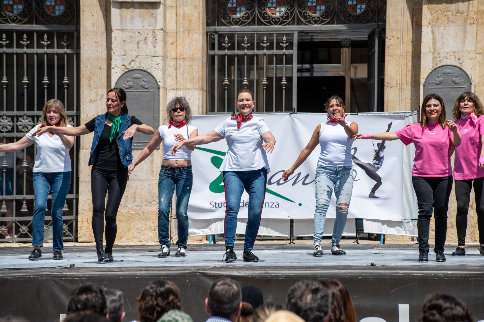Cuarenta bailarines celebran en Palencia el día del claqué