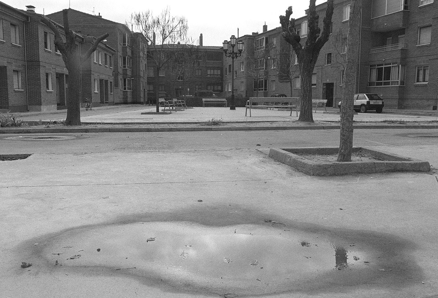 Pie original: «Plaza del Piquillo en Portillo, donde se prevé construir un depósito subterráneo». Noviembre de 1999.