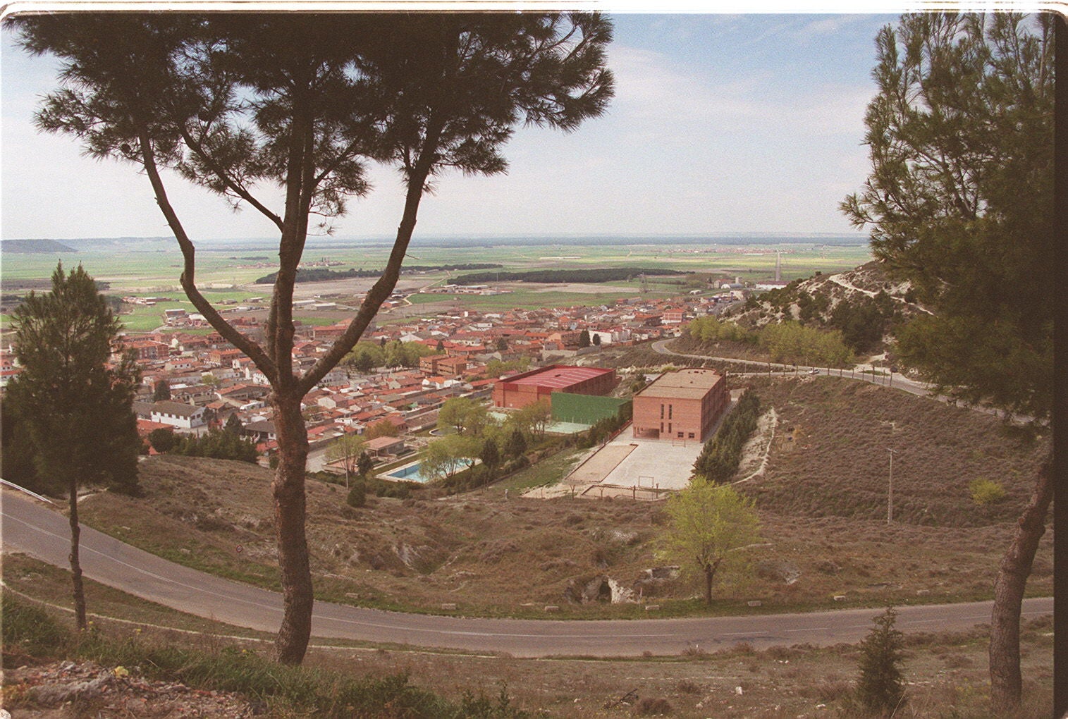 Colegio y polideportivo de Portillo en primer término y vistas del distrito de Arrabal al fondo. 31 de enero de 2000.