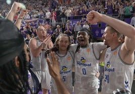 La plantilla del Súper Agropal Palencia celebra la clsificación para la Final Four.