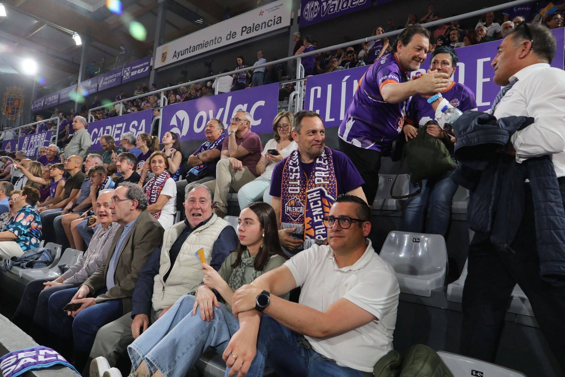 Así anima el público palentino al Súper Agropal ante el Obradoiro