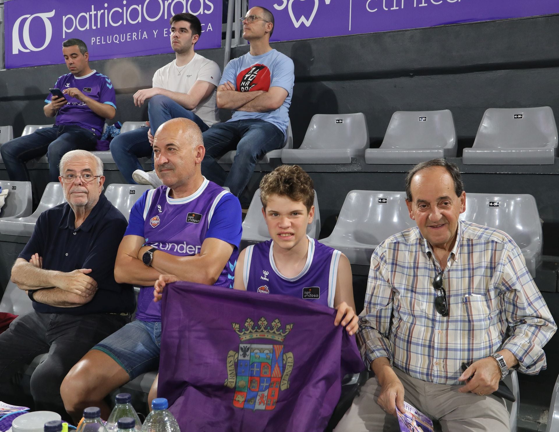 Así anima el público palentino al Súper Agropal ante el Obradoiro