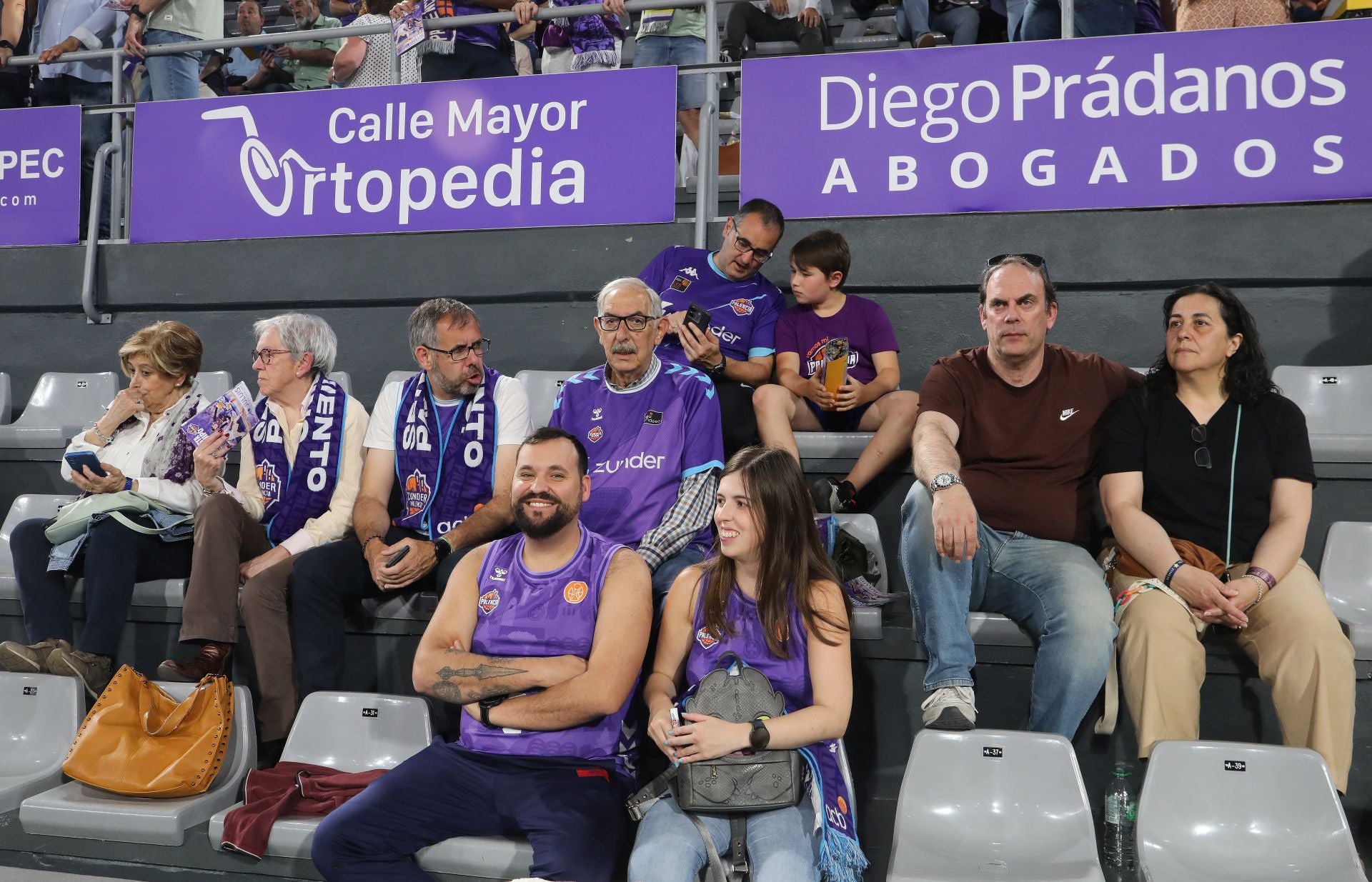 Así anima el público palentino al Súper Agropal ante el Obradoiro