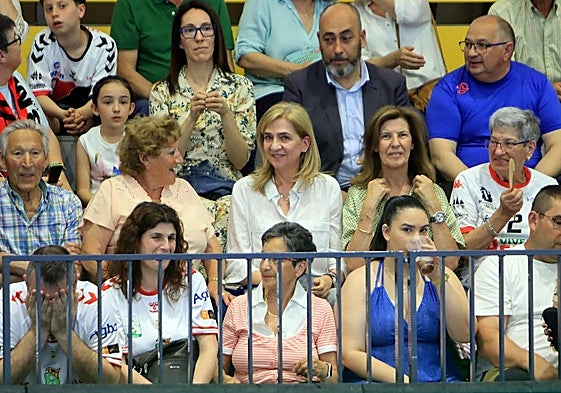 La infanta Cristina, entre el público, en las gradas del polideportivo navero.