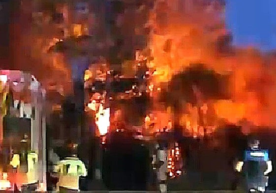 Labores de extinción de las llamas en torno a la chabola de Emilio Barrul al borde de la ronda interior.