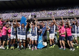 Los jugadores del VRAC celebran el título a pie de césped.