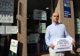 Fernando Senovilla muestra el premio en su establecimiento.
