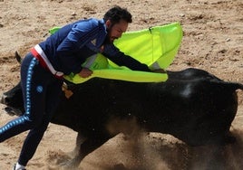Momento de la cornada en el encierro de este domingo.