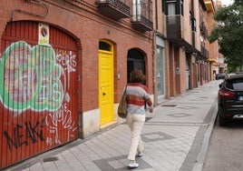 Una de las viviendas que empleaba el clan familiar desmantelado, dedicado a la explotación sexual de mujeres, se encontraba en un edificio residencial de la calle Estación.