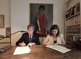 Germán Delibes y María José Rallo, en la firma del protocolo.